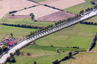 Vue aérienne de Parcours du canal et berges arborées de la voie navigable Canal de la Marne au Rhin à Schwindratzheim dans le département Bas Rhin, France