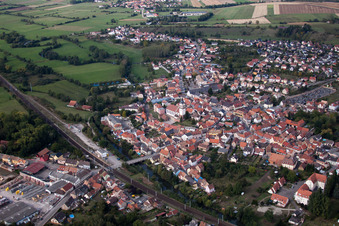 Vue aérienne de Vue des rues et des maisons dans les quartiers résidentiels à Dettwiller dans le département Bas Rhin, France