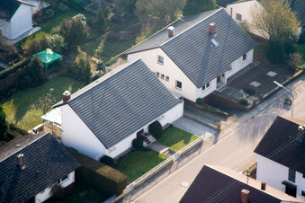 Rue Zeppelin à Kandel dans le département Rhénanie-Palatinat, Allemagne du point de vue du drone