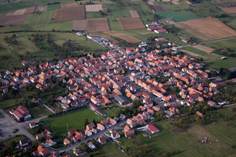 Vue d'oiseau de Uhrwiller dans le département Bas Rhin, France