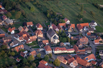 Champs agricoles et terres agricoles à Gunstett dans le département Bas Rhin, France d'en haut
