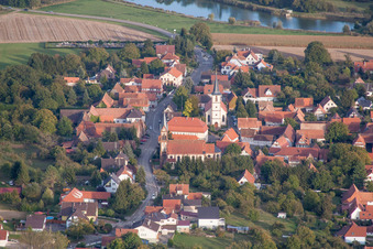 Vue aérienne de Bâtiment d'église au centre du village à Kutzenhausen dans le département Bas Rhin, France