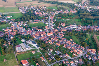 Champs agricoles et terres agricoles à Riedseltz dans le département Bas Rhin, France d'en haut