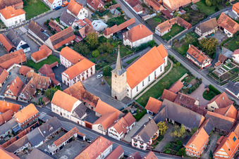 Vue aérienne de Bâtiment d'église au centre du village à Riedseltz dans le département Bas Rhin, France