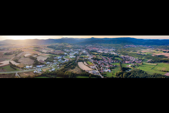 Vue aérienne de Zone industrielle de Panorama à le quartier Altenstadt in Wissembourg dans le département Bas Rhin, France