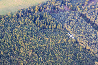 Vue aérienne de Pilatus en piqué après le largage d'un parachutiste à Schweighofen dans le département Rhénanie-Palatinat, Allemagne