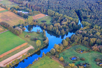 Vue aérienne de Fossé antichar et lac de loisirs Schwanenweiher à Steinfeld dans le département Rhénanie-Palatinat, Allemagne