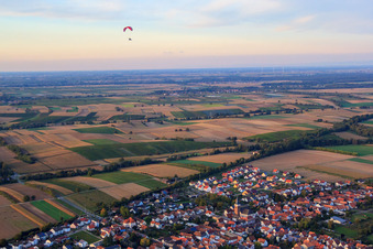 Vue aérienne de Ligne de chemin de fer à la périphérie de la ville à le quartier Schaidt in Wörth am Rhein dans le département Rhénanie-Palatinat, Allemagne