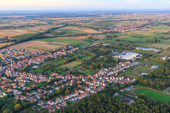 Dans les jardins Bosch à le quartier Schaidt in Wörth am Rhein dans le département Rhénanie-Palatinat, Allemagne hors des airs