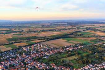 Vue aérienne de Au bord du ruisseau à le quartier Schaidt in Wörth am Rhein dans le département Rhénanie-Palatinat, Allemagne