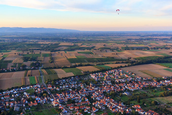 Vue aérienne de Volmersweilerer Straße à le quartier Schaidt in Wörth am Rhein dans le département Rhénanie-Palatinat, Allemagne