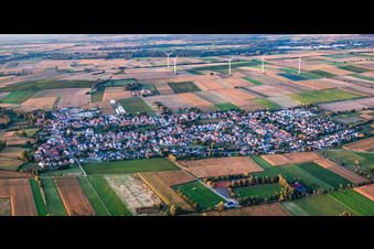 Vue aérienne de Panorama du village depuis le sud à Minfeld dans le département Rhénanie-Palatinat, Allemagne