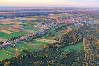 Vue aérienne de Panorama de la ville depuis le sud-ouest à Kandel dans le département Rhénanie-Palatinat, Allemagne
