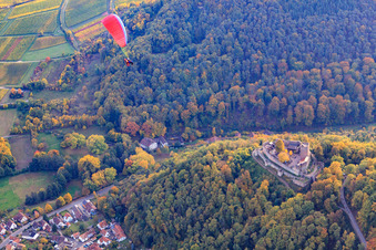 Vue aérienne de Château de Landeck avec parapente à Klingenmünster dans le département Rhénanie-Palatinat, Allemagne