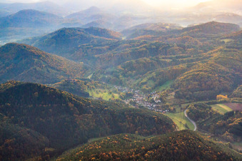 Vue aérienne de Vue du village dans la forêt du Palatinat à Vorderweidenthal dans le département Rhénanie-Palatinat, Allemagne