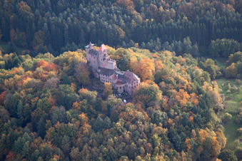 Château de Berwartstein à Erlenbach bei Dahn dans le département Rhénanie-Palatinat, Allemagne du point de vue du drone