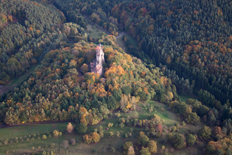 Château de Berwartstein à Erlenbach bei Dahn dans le département Rhénanie-Palatinat, Allemagne vu d'un drone