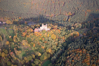 Vue oblique de Château de Berwartstein à Erlenbach bei Dahn dans le département Rhénanie-Palatinat, Allemagne