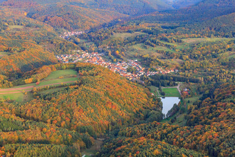 Vue aérienne de Vue du village dans la forêt du Palatinat derrière le lac de Silz depuis l'ouest à Silz dans le département Rhénanie-Palatinat, Allemagne