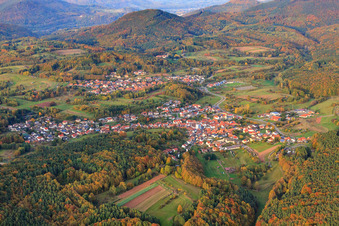 Vue aérienne de Vue du village dans la forêt du Palatinat depuis le sud-ouest à le quartier Gossersweiler in Gossersweiler-Stein dans le département Rhénanie-Palatinat, Allemagne