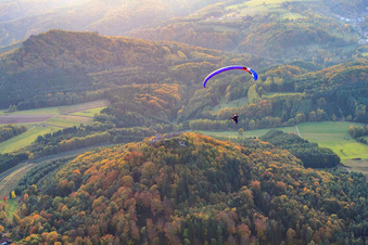 Vue aérienne de Parapente au-dessus des ruines du château de Lindelbrunn à Vorderweidenthal dans le département Rhénanie-Palatinat, Allemagne