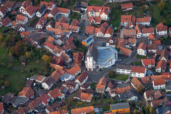 Vue oblique de Église Saint-Cyriaque à le quartier Gossersweiler in Gossersweiler-Stein dans le département Rhénanie-Palatinat, Allemagne