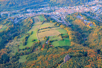 Vue aérienne de Rocher d'escalade d'Asselststein dans la forêt du Palatinat depuis le sud à Annweiler am Trifels dans le département Rhénanie-Palatinat, Allemagne