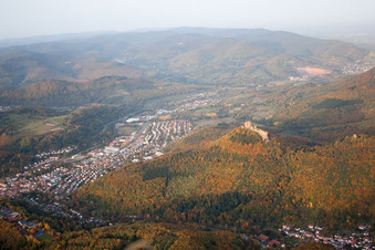 Vue aérienne de Annweiler, château de Trifels à Annweiler am Trifels dans le département Rhénanie-Palatinat, Allemagne