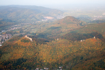 Vue aérienne de Annweiler, 3 châteaux Trifels, Scharfenberg et Anebos à Leinsweiler dans le département Rhénanie-Palatinat, Allemagne