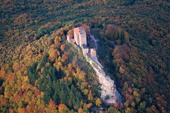 Photographie aérienne de Annweiler, château de Trifels à Annweiler am Trifels dans le département Rhénanie-Palatinat, Allemagne