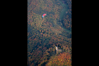 Ruines du château de Scharfenberg, appelé « Münz » à Leinsweiler dans le département Rhénanie-Palatinat, Allemagne hors des airs