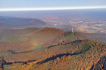 Vue aérienne de Mât de transmission au Col de Pigeonnier à Wissembourg dans le département Bas Rhin, France