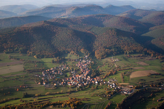 Vue aérienne de Vue des rues et des maisons dans les quartiers résidentiels à Wingen dans le département Bas Rhin, France