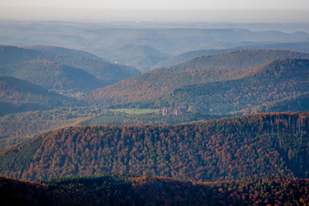 Vue aérienne de Château Fleckenstein à Lembach dans le département Bas Rhin, France