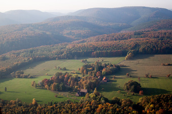 Vue d'oiseau de Mattstall dans le département Bas Rhin, France