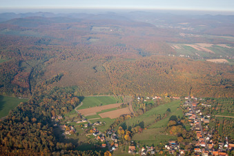 Nehwiller-près-Wœrth dans le département Bas Rhin, France du point de vue du drone