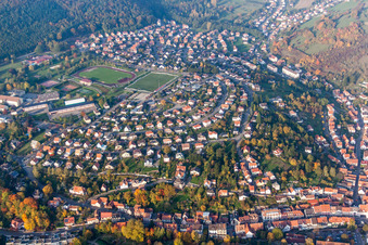 Vue aérienne de Vue des rues et des maisons dans les quartiers résidentiels à Niederbronn-les-Bains dans le département Bas Rhin, France