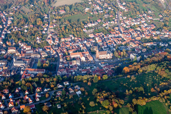 Vue aérienne de Églises, thermes et Casino Barrière à Niederbronn-les-Bains dans le département Bas Rhin, France