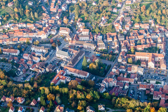 Vue aérienne de Églises, thermes et Casino Barrière à Niederbronn-les-Bains dans le département Bas Rhin, France