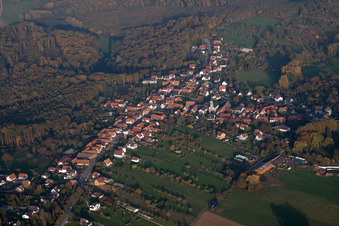 Vue d'oiseau de Frœschwiller dans le département Bas Rhin, France