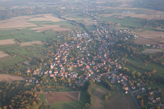 Vue aérienne de Mitschdorf dans le département Bas Rhin, France