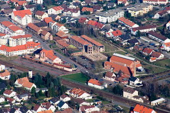 Vue aérienne de Musée de la Briqueterie, Salle des Fêtes depuis le sud-ouest à Jockgrim dans le département Rhénanie-Palatinat, Allemagne