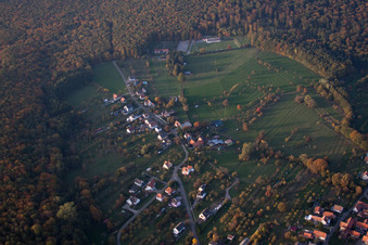 Lampertsloch dans le département Bas Rhin, France du point de vue du drone