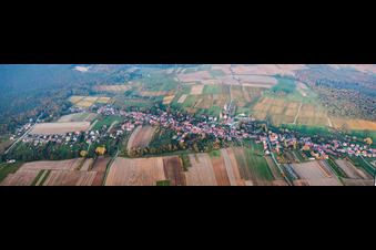 Vue aérienne de Panorama de la ville et des environs à Cleebourg dans le département Bas Rhin, France