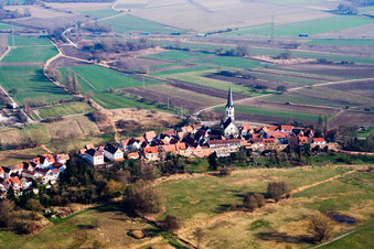 Vue aérienne de Église de Hinterstädel dans le vieux centre-ville à Jockgrim dans le département Rhénanie-Palatinat, Allemagne