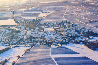 Vue aérienne de Vue du village depuis l'est en hiver avec de la neige à le quartier Mörzheim in Landau in der Pfalz dans le département Rhénanie-Palatinat, Allemagne
