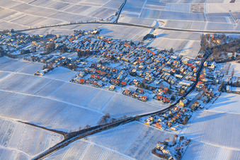 Vue aérienne de Vue du village depuis le sud en hiver avec de la neige à le quartier Wollmesheim in Landau in der Pfalz dans le département Rhénanie-Palatinat, Allemagne