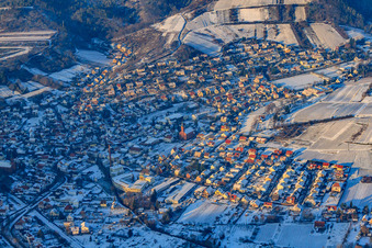 Vue aérienne de Vue du village en hiver avec de la neige du sud à Albersweiler dans le département Rhénanie-Palatinat, Allemagne