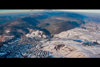 Hiver à Albersweiler dans le département Rhénanie-Palatinat, Allemagne depuis l'avion