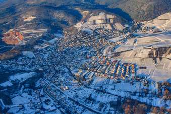 Vue aérienne de Vue du village en hiver avec de la neige du sud à Albersweiler dans le département Rhénanie-Palatinat, Allemagne